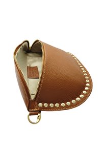 Pochette en cuir marron de forme arrondie, avec une fermeture éclair dorée et des clous dorés décoratifs le long du bord. Doublure intérieure lisse.