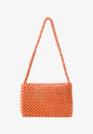 Sac à main orange en perles de forme rectangulaire, avec une courte poignée en perles continues et une surface texturée.