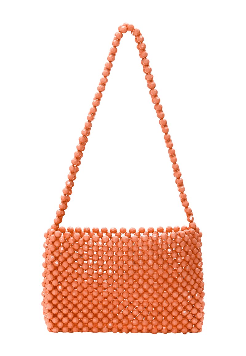 Oranje bewerkte handtas in een rechthoekige vorm, met een korte strap gemaakt van aaneengeschakelde kralen en een gestructureerd oppervlak.