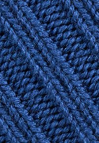 Close-up van donkerblauwe gebreide stof met een kabelbreipatroon en verweven, dikke garenstrengen.