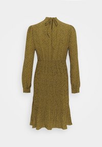 Robe à manches longues en vert olive avec un motif tacheté, col montant, détail noué, et ourlet évasé. Tissu doux, coupe décontractée.