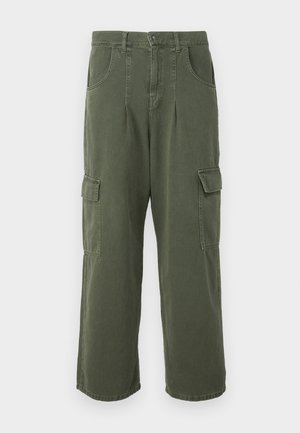 Pantaloni cargo de culoare verde măsliniu, cu o croială lejeră, având multiple buzunare, pliuri frontale și închidere cu nasture la talie.