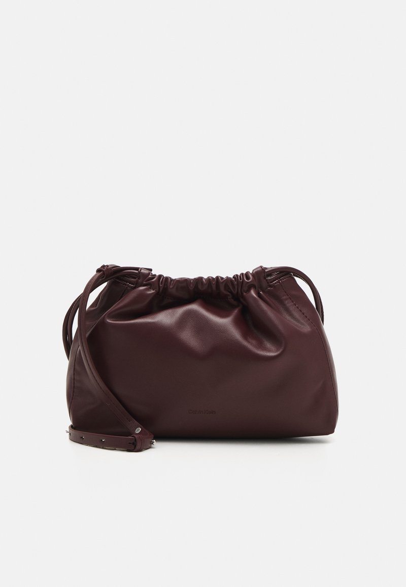 Calvin Klein Jeans GATHERED CROSSBODY - Torba čez telo - cherrywood