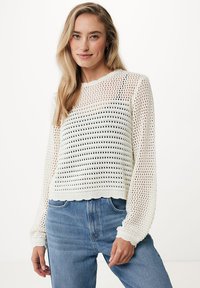 Maglione lavorato a maglia bianco con motivo a trama aperta, maniche lunghe, scollatura rotonda, orlo scallop, abbinato a jeans blu a vita alta.