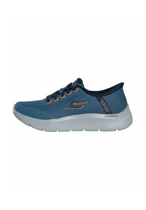 Chaussures de sport bleues avec tige en mesh, accents orange et design sans lacets. Semelle blanche épaisse avec détails texturés. Logo sur le côté.