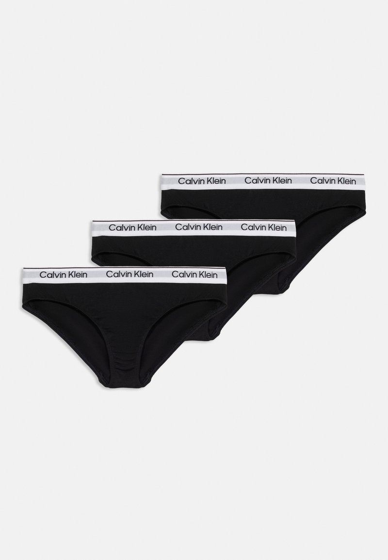 Τρία μαύρα εσώρουχα Calvin Klein με λευκές ελαστικές ζώνες μέσης που φέρουν το λογότυπο Calvin Klein με μαύρα γράμματα.