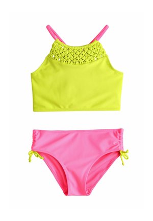 Zweiteiliger Badeanzug mit neon-gelbem Häkeloberteil und pinken Unterteilen mit seitlichen Bindebändern, flach auf weißem Hintergrund ausgelegt.