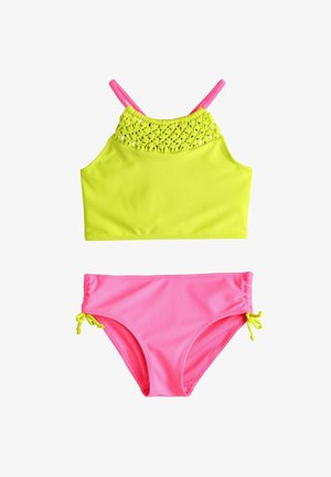 Dvoubarevné dvoudílné plavky s neónově žlutým háčkovaným topem a růžovými kalhotkami se zavazováním na bocích, položeny na bílém pozadí.
