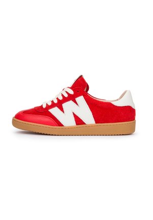 Zapatilla de ante roja con logo "W" blanco, cordones blancos, lengüeta trasera blanca y suela de goma marrón vista de lado.
