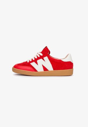 Zapatilla de ante roja con logo "W" blanco, cordones blancos, lengüeta trasera blanca y suela de goma marrón vista de lado.