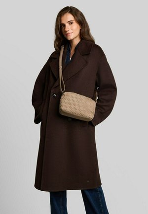 TOM TAILOR, TOM TAILOR BAGS TTXANTHIA UMHÄNGETASCHE MIT LOGO-PRÄGUNG - Cross body bag - taupe   taupe