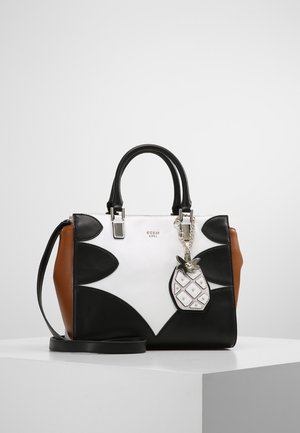 Sac à main avec des panneaux noirs, blancs et bruns, anses noires, ferrures argentées et un pendentif en forme d'ananas suspendu à une anse.