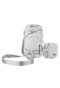 Bolso cruzado con estampado de mármol, correa plateada y herrajes en oro rosa; incluye un pequeño pouch a juego. Textura suave.