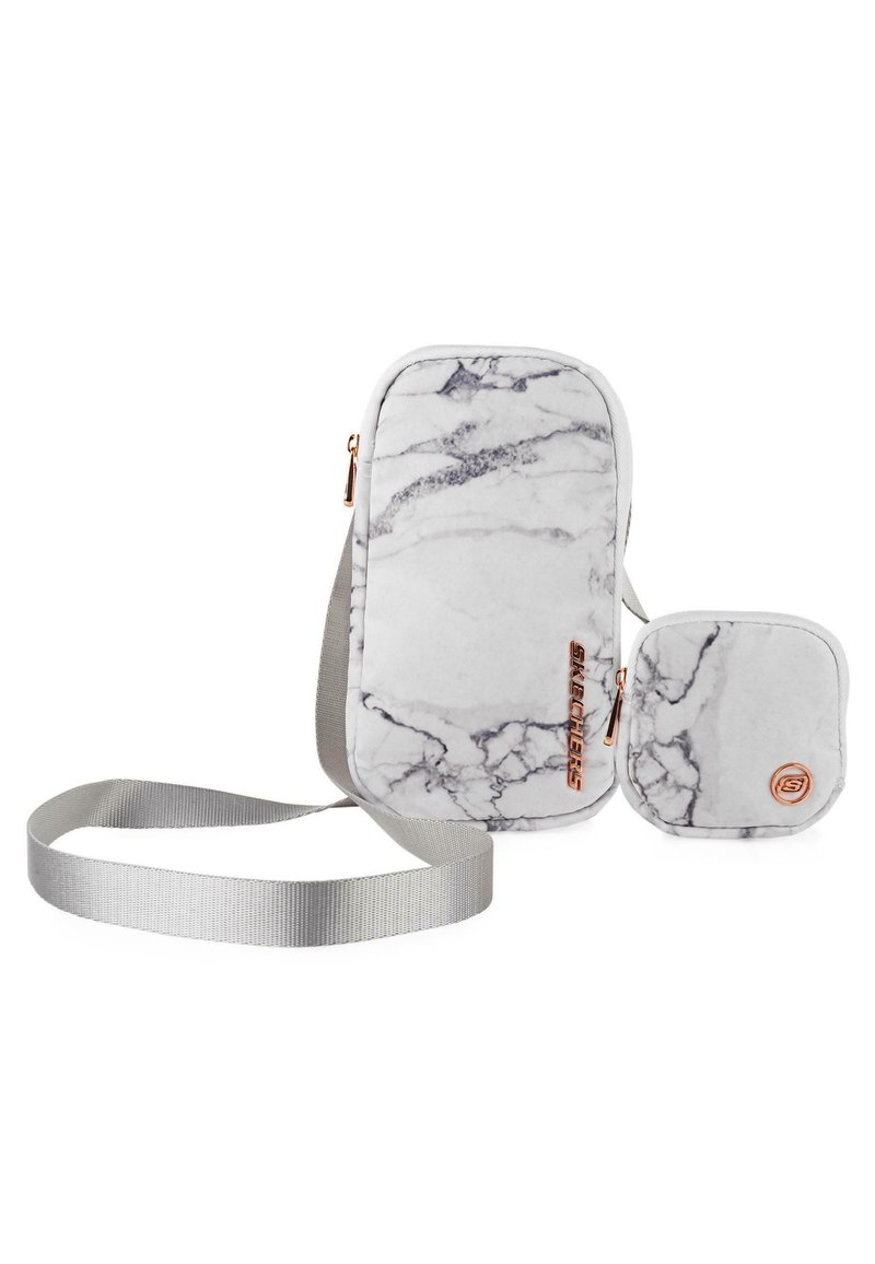 Bolso cruzado con estampado de mármol, correa plateada y herrajes en oro rosa; incluye un pequeño pouch a juego. Textura suave.