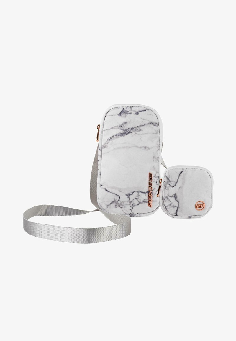 Bolso cruzado con estampado de mármol, correa plateada y herrajes en oro rosa; incluye un pequeño pouch a juego. Textura suave.
