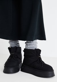 Valgt, black