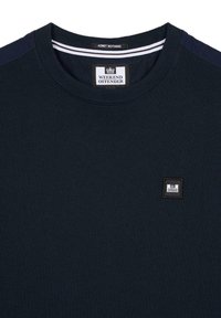 Mørkeblå t-shirt i bomuld med rund halsudskæring, korte ærmer og et lille logo-patch på brystet. Glat tekstur, ingen mønstre.