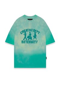 Grøn tie-dye t-shirt med korte ærmer, der har et sort grafisk print af figurer og teksten "CREATIVE DEPT. RETERNITY" i fed skrift.
