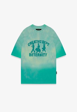 Zielona koszulka z krótkim rękawem w stylu tie-dye, z czarnym nadrukiem graficznym postaci oraz napisem "CREATIVE DEPT. RETERNITY" w wyraźnej czcionce.