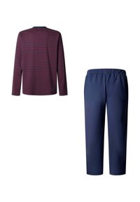Conjunto de pijama de algodón que incluye una parte superior de rayas en azul marino y rojo con mangas largas y pantalones en azul marino con cinturilla elástica. Textura suave, ajuste relajado.