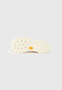 Εξωτερική σόλα Vibram με υφή και ανάγλυφο σχέδιο. Κυρίως λευκό χρώμα με πορτοκαλί λογότυπο. Σχεδιασμένη για πρόσφυση και ανθεκτικότητα.