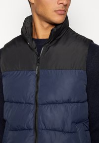 JACK & JONES Boys Jjlouis Light Body Warmer Collar Mni, Blazer navy, 110 : Buy Online at Best Price in KSA - Souq is now
