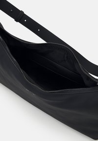 Calvin Klein SOFT MEDIUM TOTE - Handväska - black