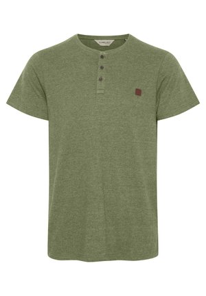 T-shirt verde a maniche corte realizzato in un morbido tessuto testurizzato. Presenta un collo henley con tre bottoni e un piccolo patch del marchio.