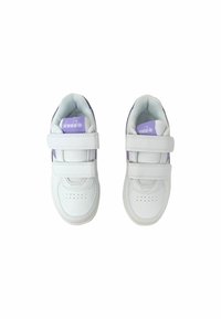 Sneakers bianchi in pelle con accenti viola, dotati di due cinturini in velcro regolabili, design della punta perforato e linguetta e colletto imbottiti.