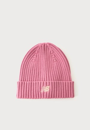 Bonnet en tricot côtelé rose avec revers plié et petit logo New Balance brodé sur le centre avant.