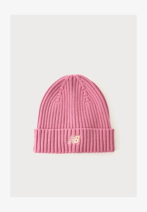 Lyserød ribstrikket beanie-hue med opbrettet kant og lille broderet New Balance-logo foran i midten.