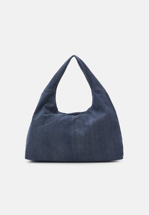 Blauwe denim schoudertas met een zachte, getextureerde afwerking, een slungelige vorm en een enkele brede handgreep om te dragen.