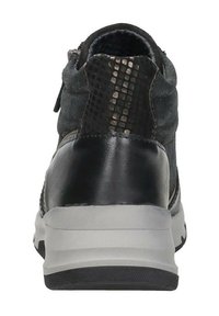 Zwarte sneaker van textuurleer en suède materialen. Bevat een reptielenpatroon aan de achterkant, een zilveren rits en een grijze rubberen zool.