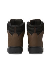 Bocanci de drumeție maronii, fabricați dintr-un material impermeabil, cu un guler padding negru și o talpă din cauciuc texturat negru. Au un design simplu, cu accente minime.