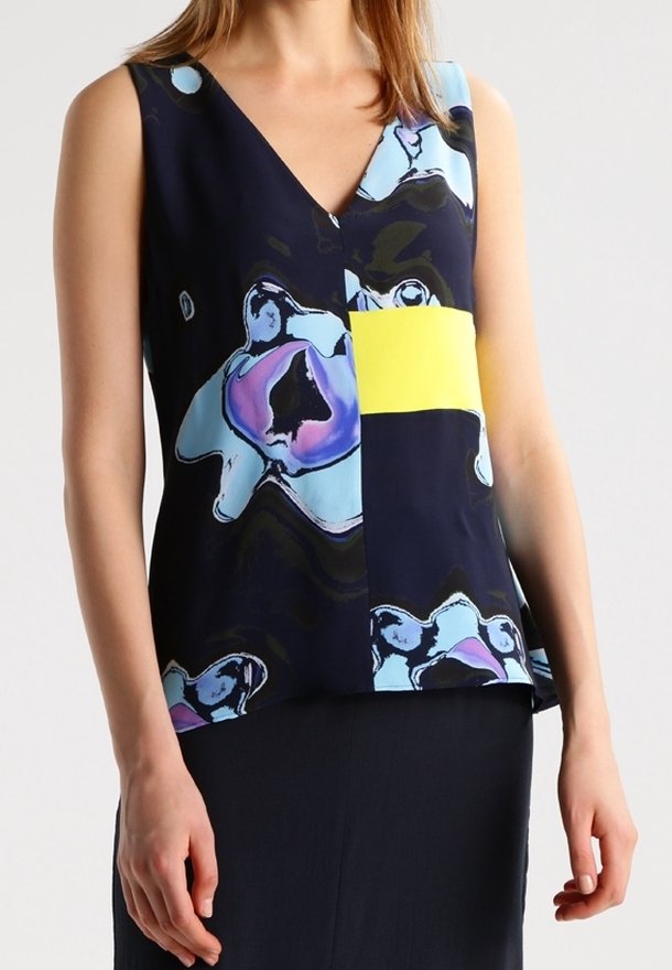 Haut sans manches bleu marine avec un imprimé floral coloré en bleu et violet, agrémenté d'une touche jaune. Col en V avec une coupe décontractée.
