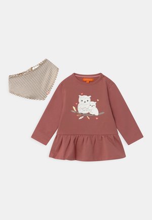 Langärmeliges Baby-Kleid in staubigem Rosaton mit Eulenstickerei und passendem beige-braun gestreiftem Lätzchen.