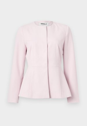 Blazer pour femmes ajusté de couleur rose clair, manches longues, encolure ronde et fermeture avant cachée sur un fond uni.