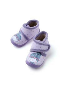 Zapatos para niños pequeños de color púrpura con una textura suave, que presentan un diseño de un personaje con pelo gris y acentos de estrellas, asegurados por una correa de velcro.