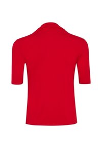 Röd pikétröja med krage och korta ärmar. Tillverkad av slät tyg, med en enkel design utan mönster eller synlig hårdvara.
