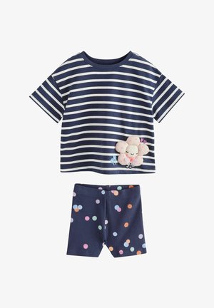 Navy gestreiftes T-Shirt mit einem pastellfarbenen Blumen-Patch und passenden blauen Shorts mit bunten Punkten in Pink, Blau und Orange.