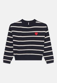 Marinrandig tröja med krämfärgade horisontella ränder, ribbad halsringning och avslut, med en liten applikerad röd hjärta på bröstet.