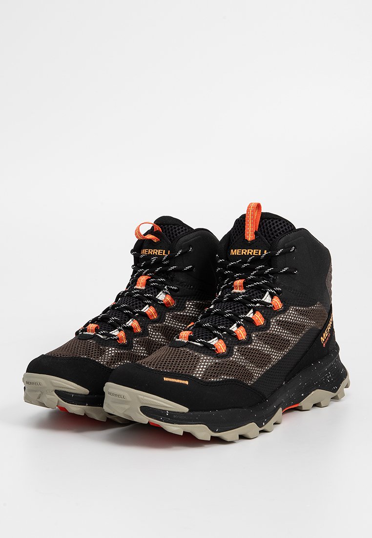 Czarne i brązowe buty trekkingowe mają siateczkową cholewkę, pomarańczowe akcenty oraz solidne gumowe podeszwy z bieżnikiem, zaprojektowane do użytku na świeżym powietrzu.