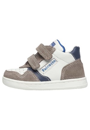 Sneaker per bambini bianca e grigia con due fasce in velcro, materiali scamosciati e sintetici, punta arrotondata e dettagli per perforazione sulla scatola della punta.