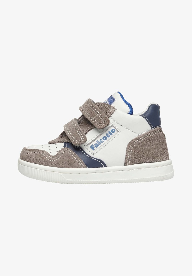Sneaker per bambini bianca e grigia con due fasce in velcro, materiali scamosciati e sintetici, punta arrotondata e dettagli per perforazione sulla scatola della punta.