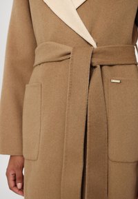 MICHAEL Michael Kors HOODED WRAP COAT - Klassisk frakke - bone