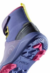 Wodoodoporne buty trekkingowe w kolorze fioletowo-żółtym, z teksturowaną podeszwą z różowymi akcentami, wykonane z trwałego syntetycznego materiału oraz z wysokim designem cholewki.