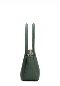 Groene leren handtas met twee korte handvatten, een ritssluiting en een gestructureerde afwerking, met een taps toelopende bodemvorm.