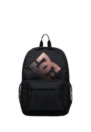 Sac à dos noir avec un grand logo métallique couleur or rose, doté de poches latérales en mesh, d'une poche zippée à l'avant et d'une poignée de transport sur le dessus.