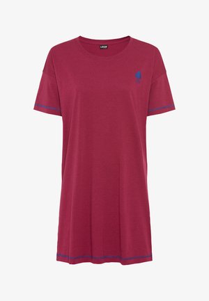 Burgundia t-särk, millel on lõdva istuvusega, ümar kaelus, lühikesed varrukad ning sinised aktsendid varrukatel ja äärel. Omab väikest logo trükist.