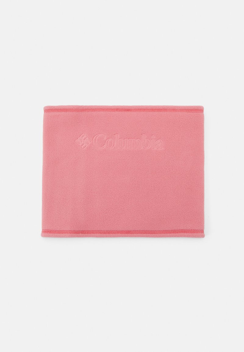 Cache-nez en polaire rose avec bords cousus et logo en relief. Texture douce, forme rectangulaire. Convient pour les temps froids.
